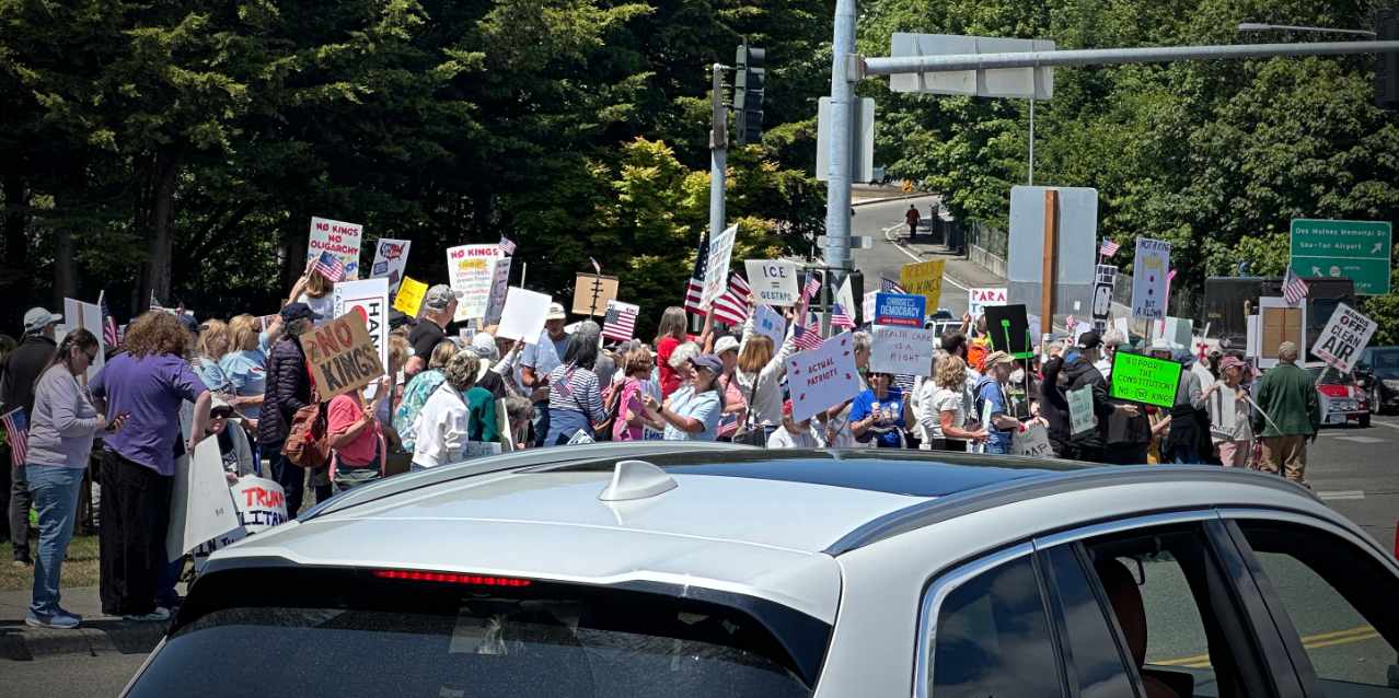 Over 1,600 rally in Des Moines for democracy at peaceful ‘No Kings’ protest Saturday